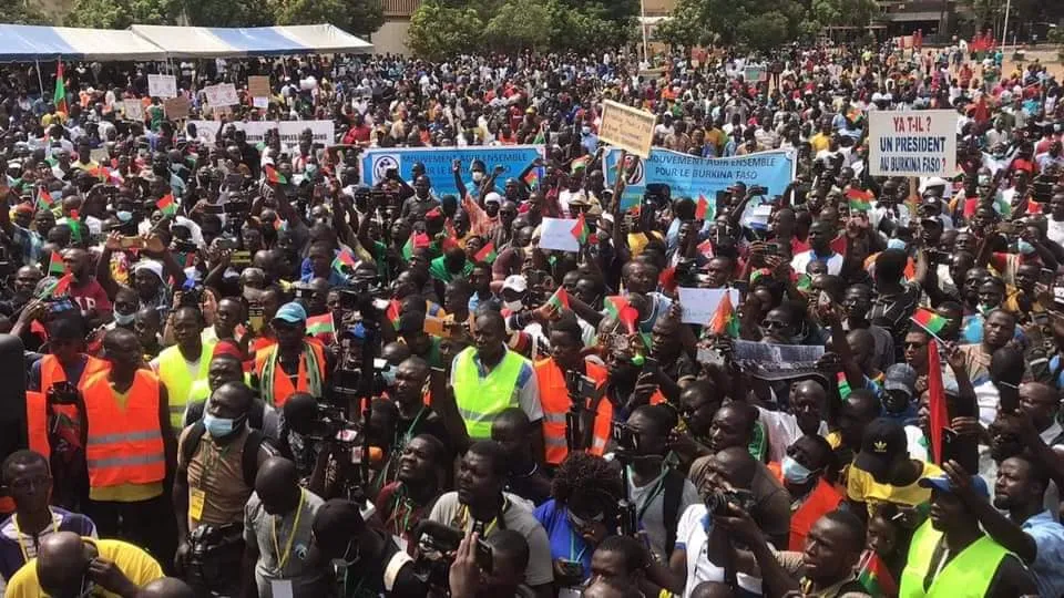 Burkina : les rumeurs de coup d’État poussent les soutiens du capitaine Traoré dans les rues