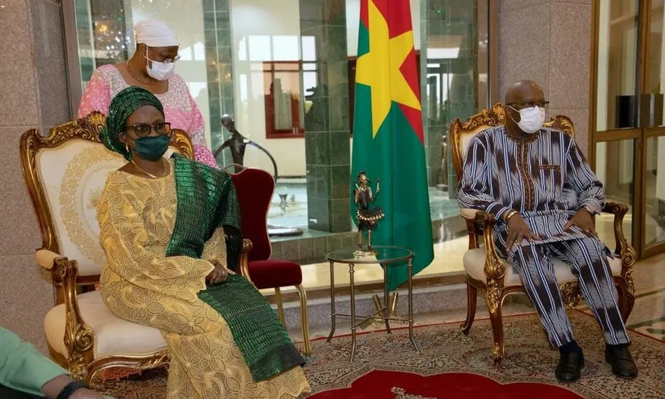 Burkina : le nouvel ambassadeur du Nigéria au Faso, Misitura présente ses lettres de créance à Roch Kaboré