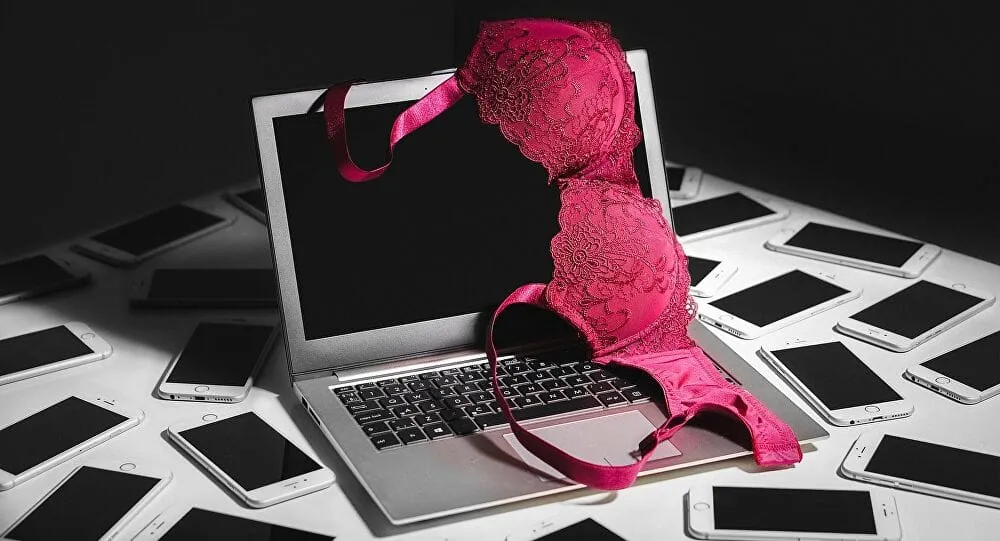Sextape d’une femme ayant des rapports sexuels dans le bureau d’un célèbre journaliste : une vidéo qui provoque l’indignation au Cameroun