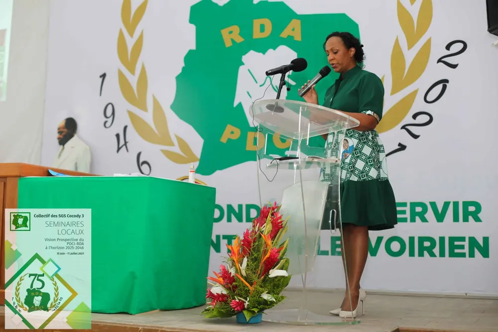 Yasmina Ouégnin parle à Billon