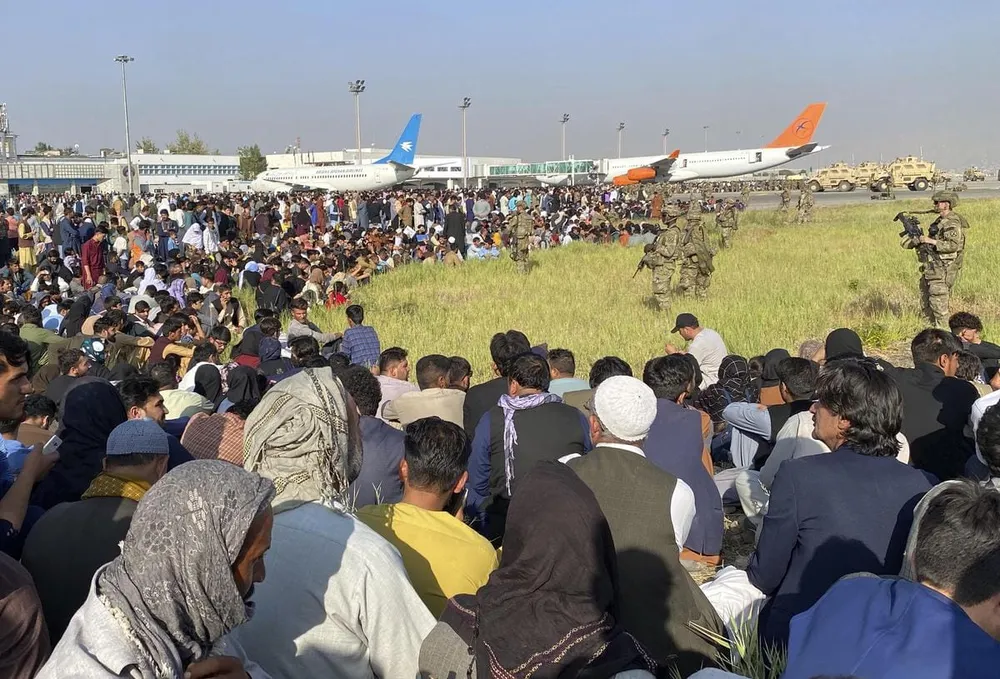 Des milliers d’Afghans piégés à l’aéroport de Kaboul