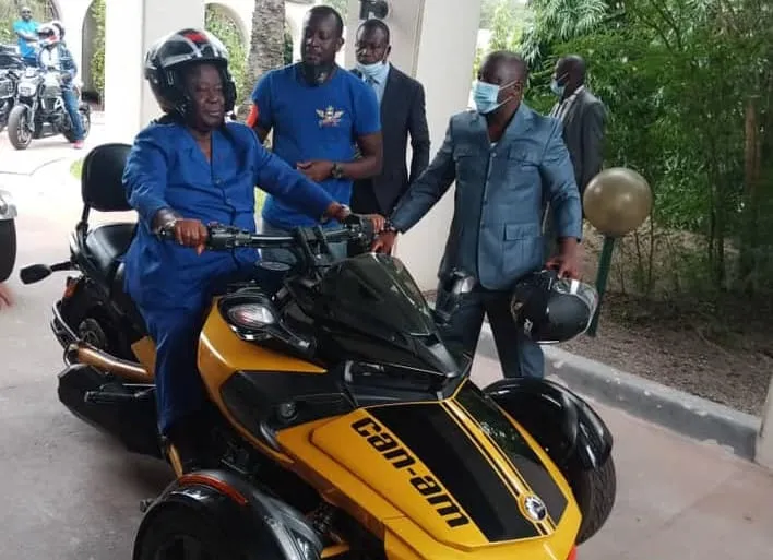 Henri Konan Bédié en route pour 2025 sur sa moto : [Images]