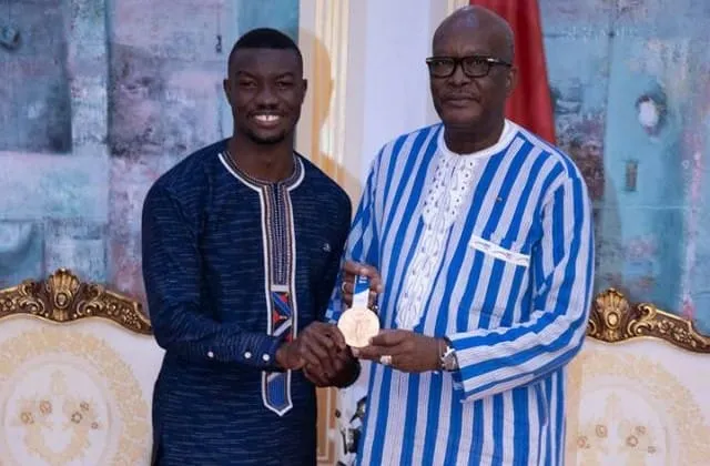 Burkina : Hugues Fabrice Zango présente sa médaille au président