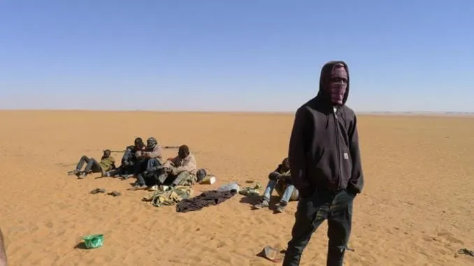 Frontière Libye : 2 corps de clandestins retrouvés où des centaines d’autres sont bloqués après avoir été expulsés par les autorités tunisiennes