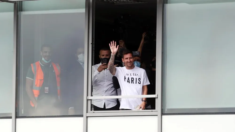 Arrivée de Messi vêtu d’un tee-shirt « Ici c’est Paris »
