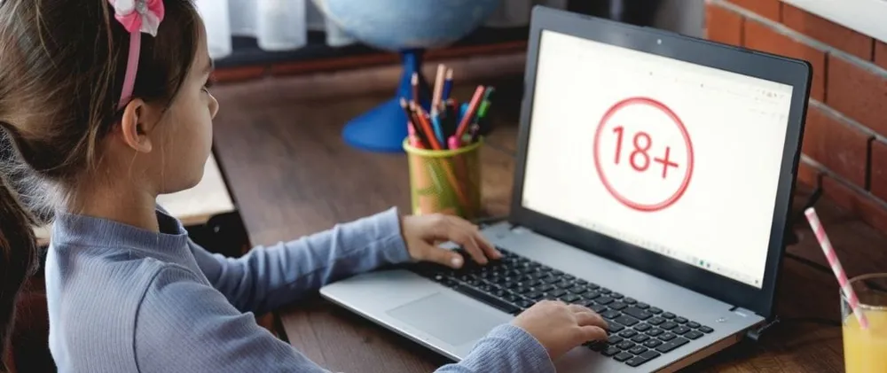 Accès des mineurs aux sites pornographiques : SFR, Orange, Free… devant la justice le 9 septembre