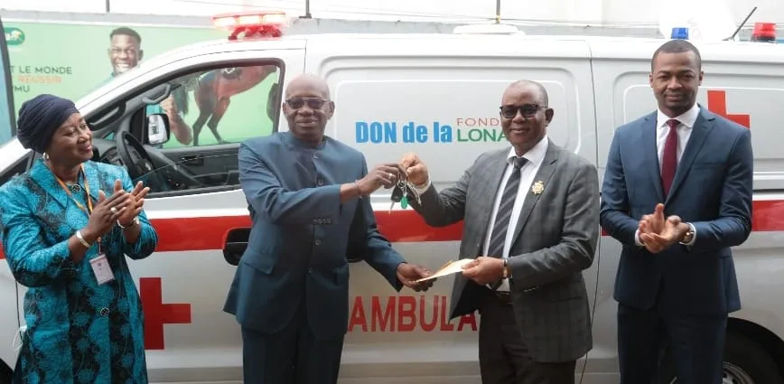 LONACI : la Fondation remet six ambulances et deux véhicules 4×4