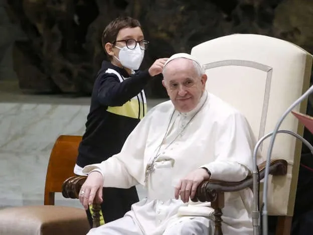 Vatican: un enfant cherche à prendre la calotte du pape