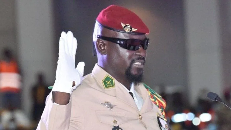 Guinée : le chef de l’Etat Mamady Doumbouya accord une grâce à plus de 200 détenus