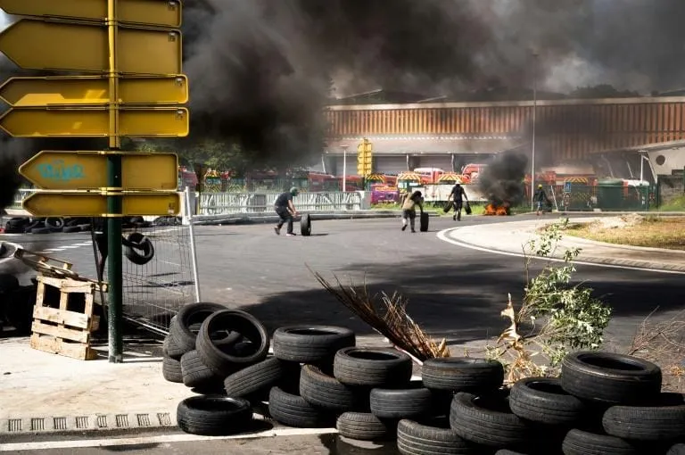 Violences anti-passe sanitaire : la Guadeloupe placée sous couvre-feu