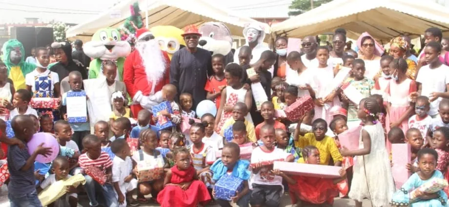 Arbre de Noël 2021 à Yopougon: le maire cadeaute plus de 8000 enfants