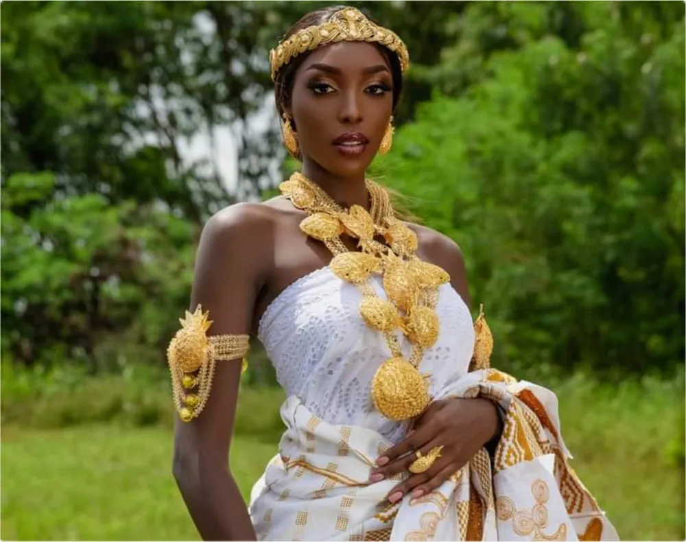 Olivia Yacé en tenue traditionnelle