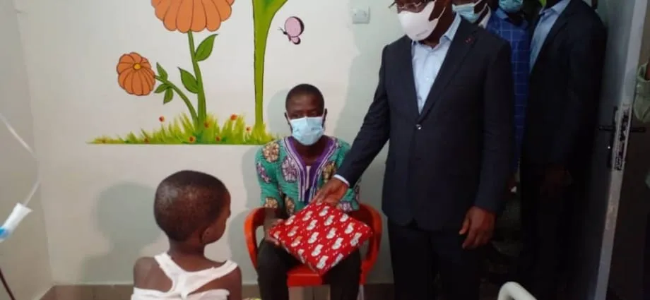 Noel 2021 à Abobo: Pierre Dimba cadeaute des enfants hospitalisés