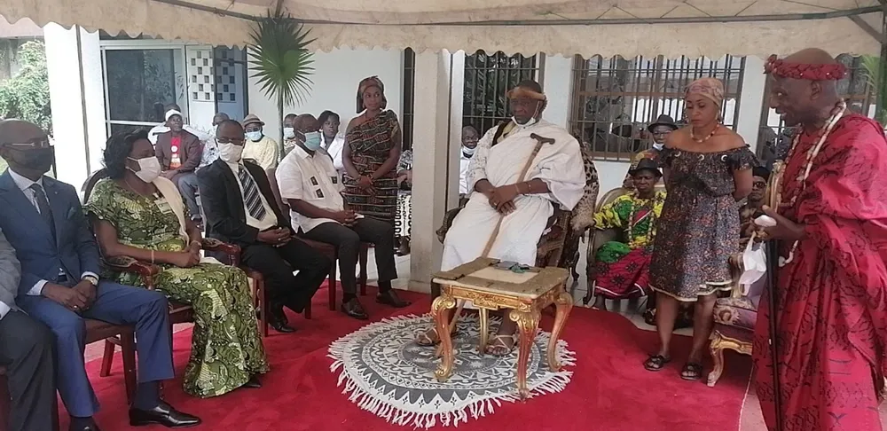 Simone Gbagbo chez sa Majesté Kiffy Zié : des images