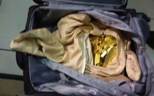 Côte d’Ivoire : saisie 2 millions d’euros et 84 kg d’or sur deux passagers à l’aéroport 