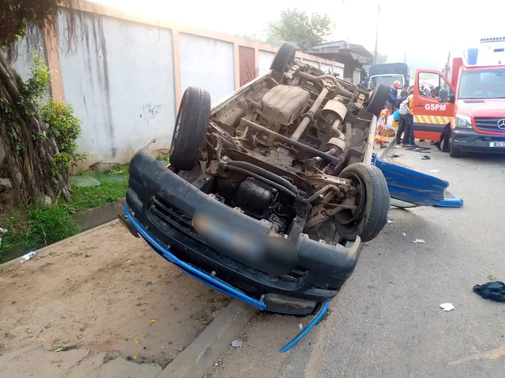 Accident à Dabakala ce 10 mai 2023: un mini car  termine sa course dans une école