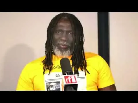 Tiken Jah tacle le RHDP : « si tu te rebelles, tu peux prendre 20 ans, mais si tu les suis, tu manges 20 ans »