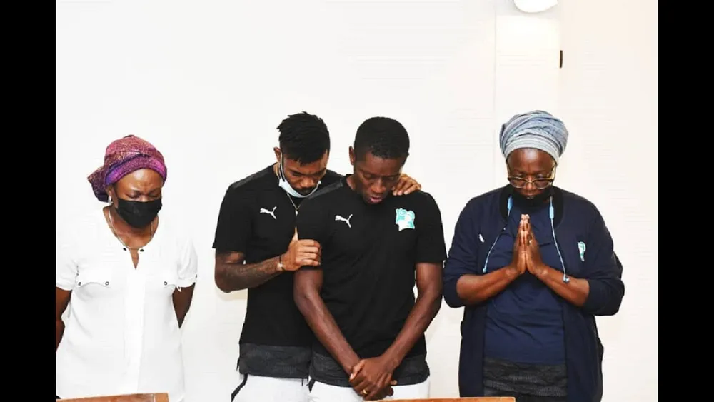 CAN 2021 : depuis le Cameroun, les Éléphants rendent un émouvant hommage au père de Max Gradel, vidéo