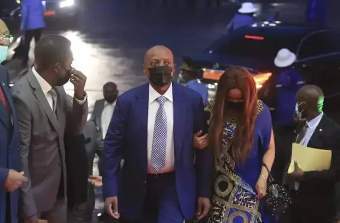 Ouverture CAN 2021: Patrice Motsepe et sa femme sont arrivés au Cameroun