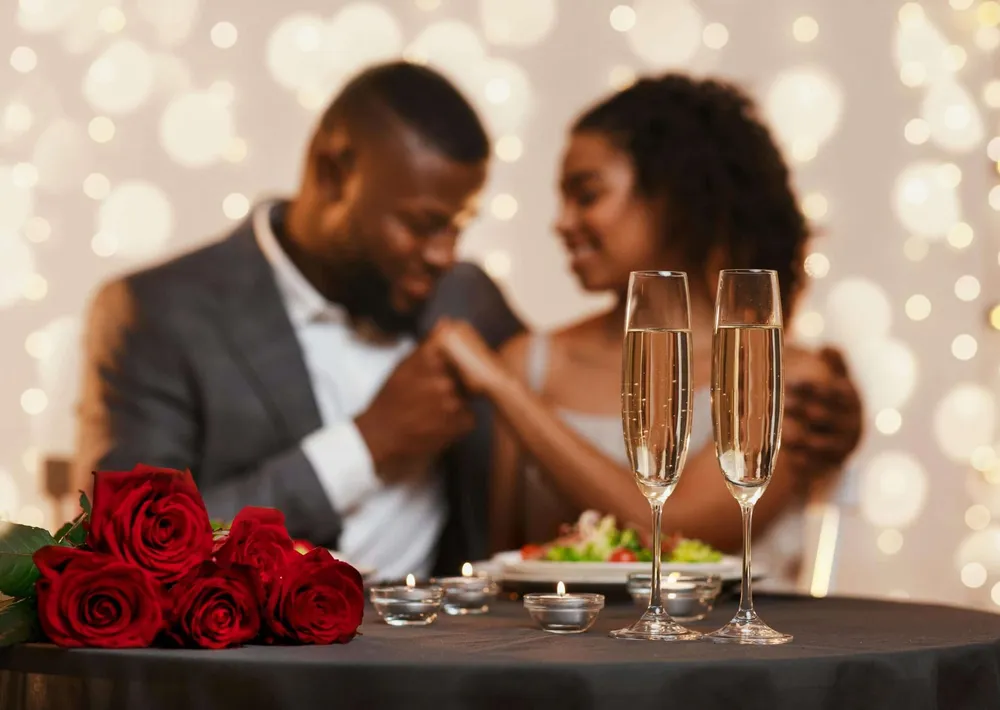 Couple et coupes de champagne