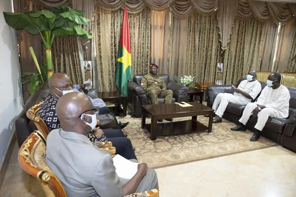 Burkina : le président Damiba donne 72H aux ex-ministres pour libérer leurs résidences et restituer les véhicules de fonction