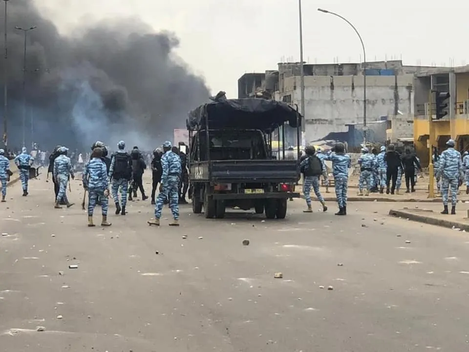 Affrontement à Abobo entre force de l’ordre et ferrailleurs, en images