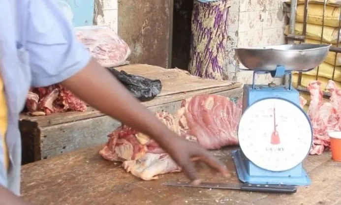 Côte d’Ivoire : les balances de mesure des vendeurs de riz et des bouchers truquées à Sikensi, les commerçants se défendent