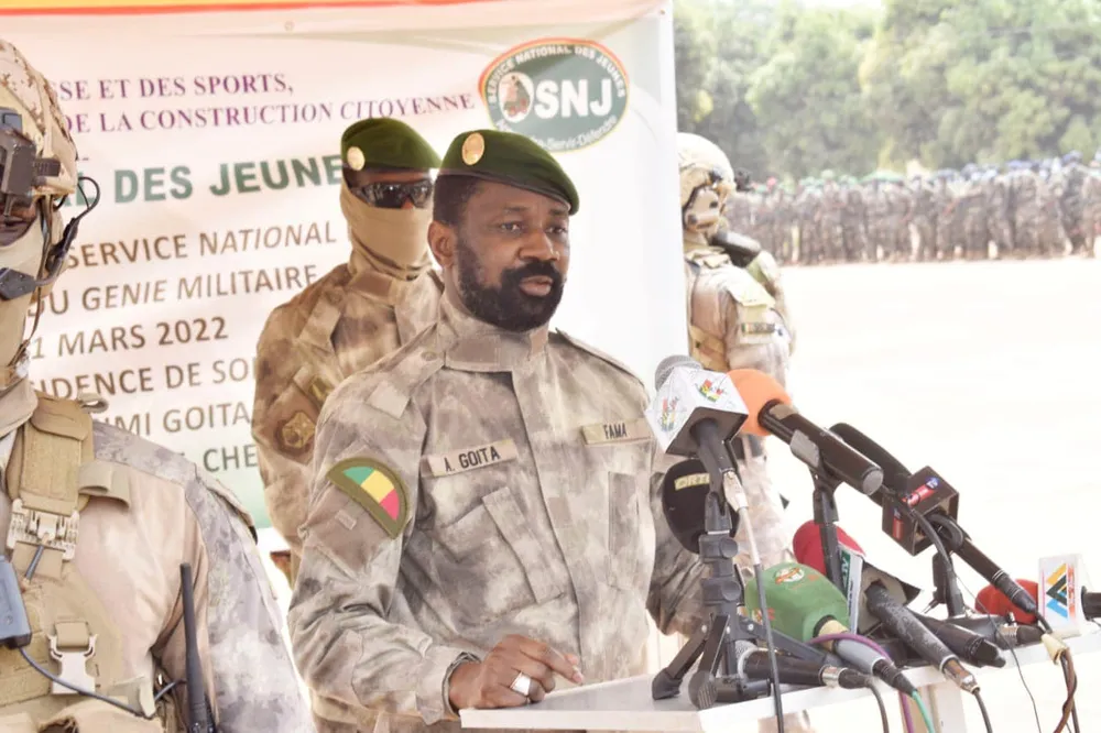 Présentation au drapeau des 700 recrues de la 2e cohorte 2021 du SNJ au Mali : Assimi Goïta invite ces jeunes recrues au patriotisme