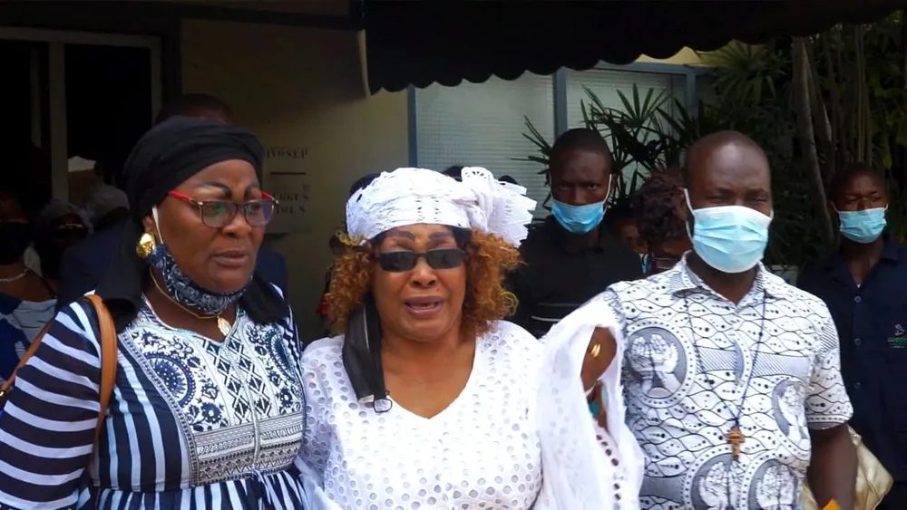 Enterrement de BB Carla : Tina Glamour, Aicha Koné… chantent et pleurent Bébé Carla, vidéo
