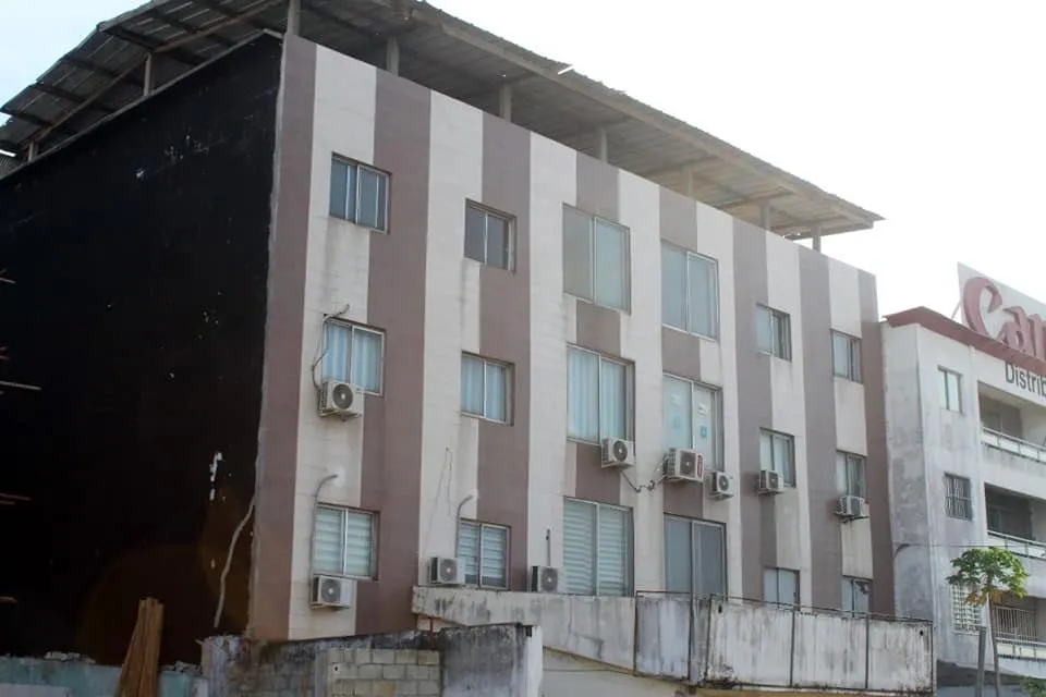 Marcory: un immeuble R+3 menace de s’effondrer