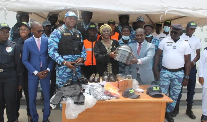 Kandia Camara offre des équipements de près de 600 millions à la mairie d’Abobo
