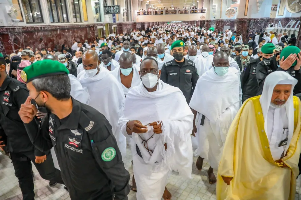 Mecque: cris déchirants d’une Malienne à Macky Sall au pied de la Kaaba: « levez les sanctions contre le Mali. Nous avons faim », vidéo