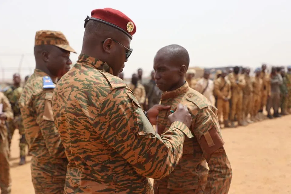 Riposte attaque du détachement de Bourzanga : le Président du Burkina, Damiba, décore des soldats