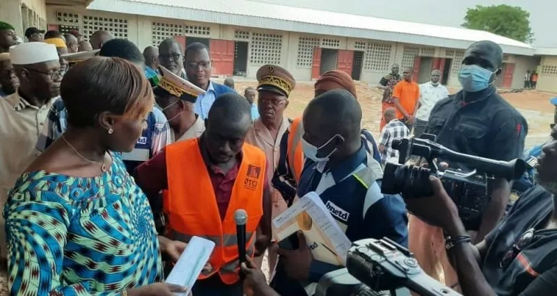 Construction collèges de proximité: Mariatou Koné en colère contre les entrepreneurs du projet, « je suis vraiment furieuse, c’est inadmissible »