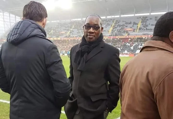 Tiéhi Joël avec son diplôme d’entraîneur UEFA prêt pour les Éléphants
