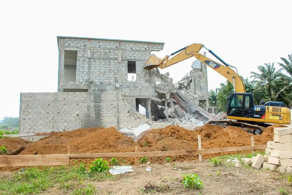 Démolition d’un immeuble R+1 érigé sans permis de construire à Cocody ce vendredi