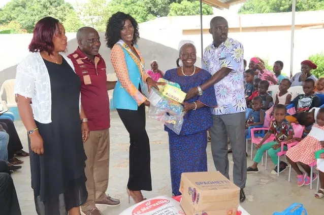 Ella Vangah, Miss Indénié-Djuablin 2022, fait des don aux orphelins d’Abengourou