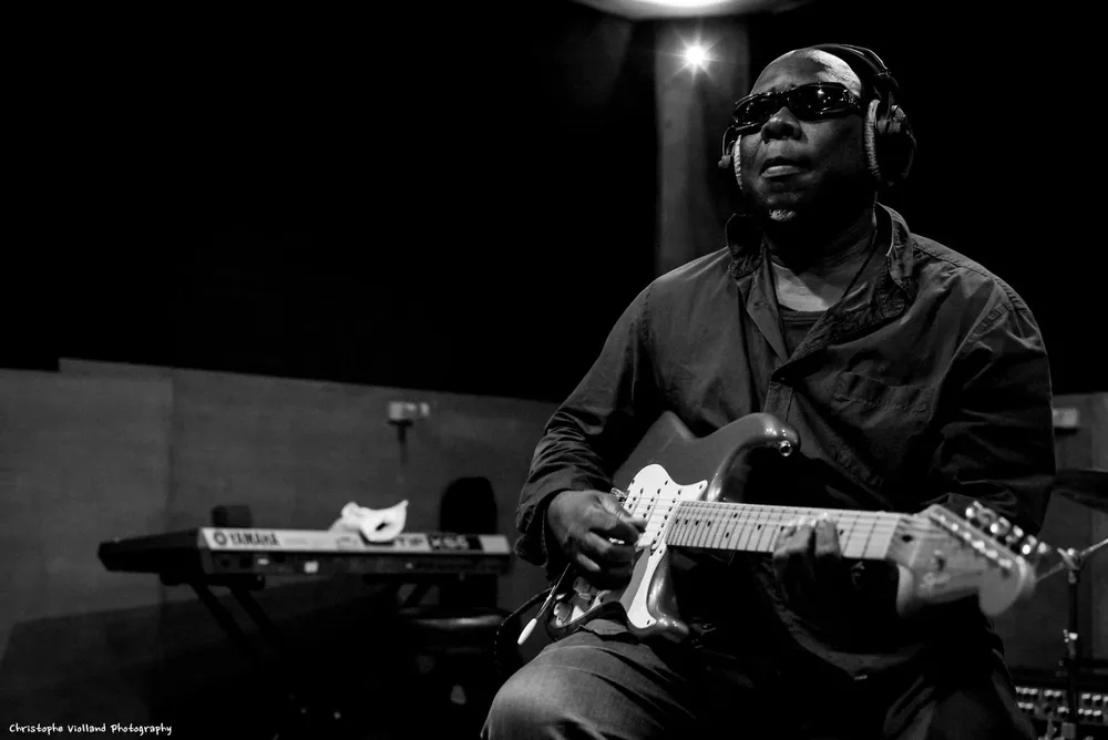 John Yalley, le roi du Zêzê Pop, signe son retour avec « Broken city blues »