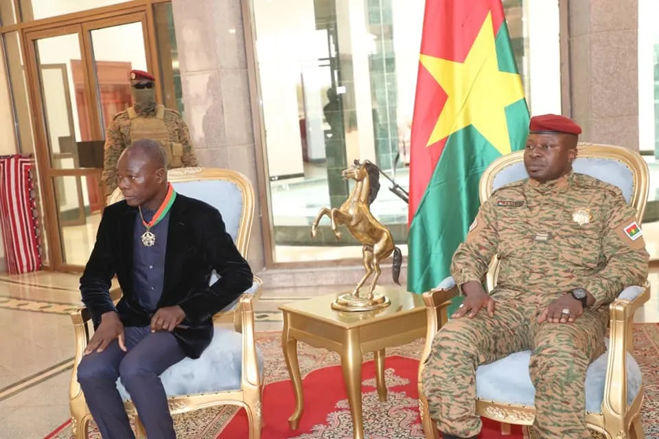 Burkina : Diébédo Francis Kéré, lauréat du prix « Pritzker 2022 », fait Commandeur de l’ordre de l’Etalon par le Président Paul-Henri Damiba