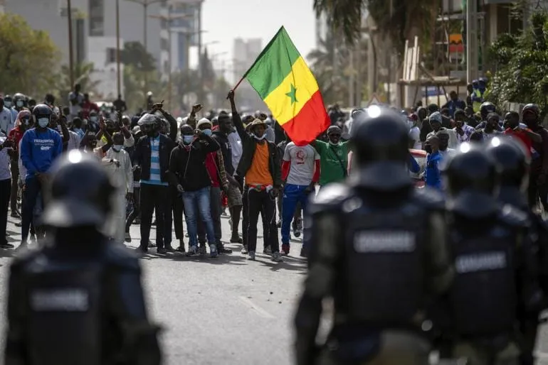La tension monte au Sénégal: les forces armées déployées dans Dakar