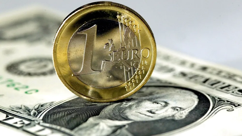 Les grandes dates de l’euro qui passe sous un dollar pour la 1ère fois en près de 20 ans