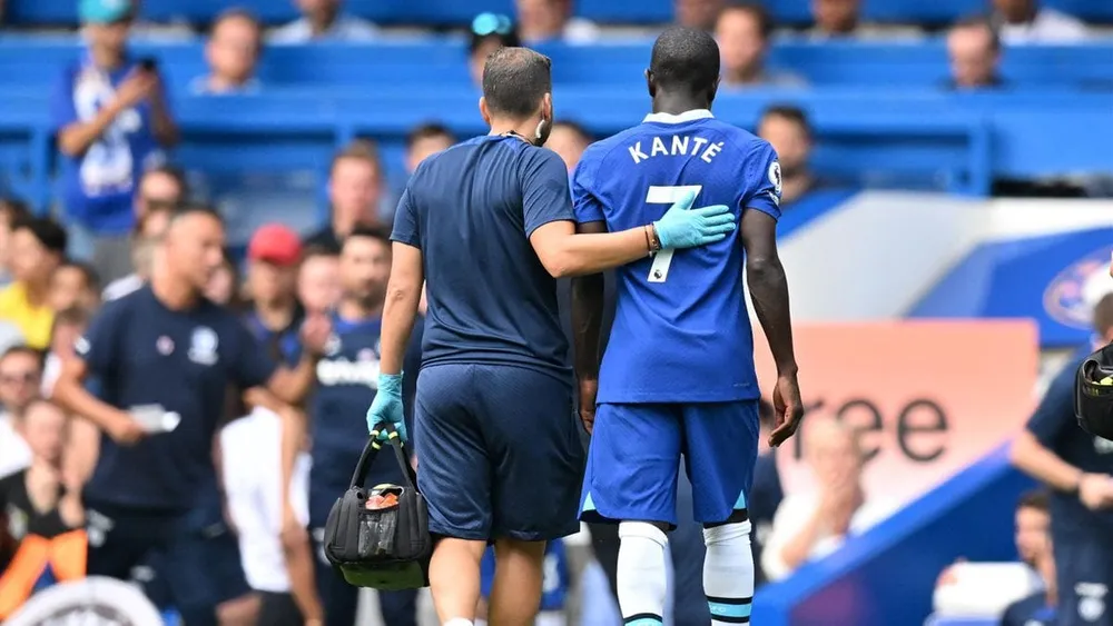 Victime d’une blessure « sérieuse » à une cuisse, N’Golo Kanté, absent plusieurs semaines
