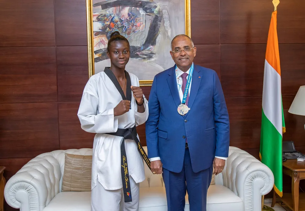 Patrick Achi reçoit Ossin Kimi Laurène, nouvelle championne du monde cadets de Taekwondo: des images