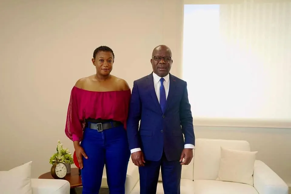 Pierre Dimba reçoit Milie Marta, la sage-femme burkinabée qui a sauvé la vie d’une parturiente, sur la route de Grand-Lahou