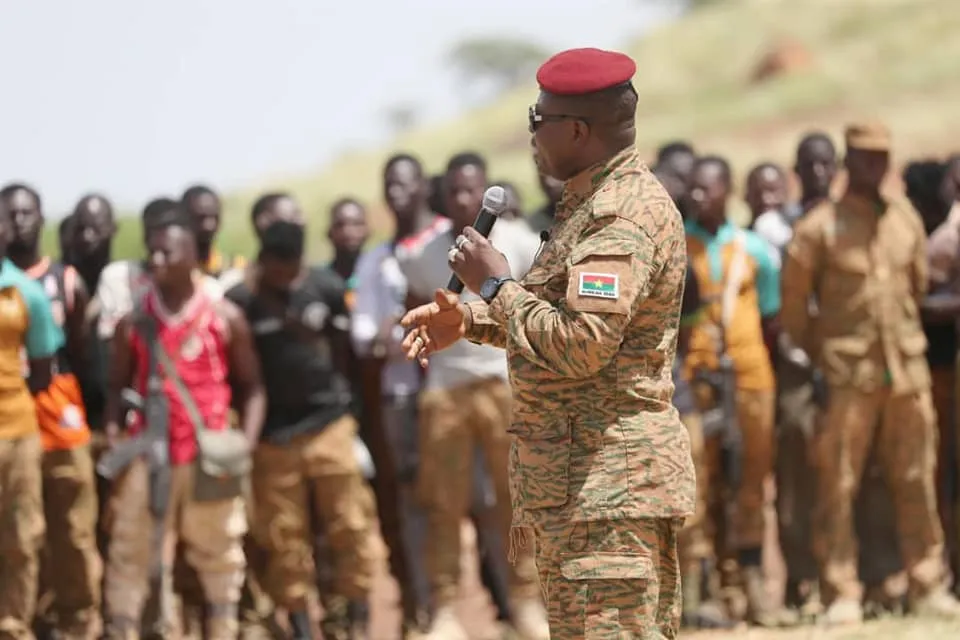 Attaque à Gaskindé au Burkina : le Président Damiba sur le terrain remonte le moral de la troupe à Djibo