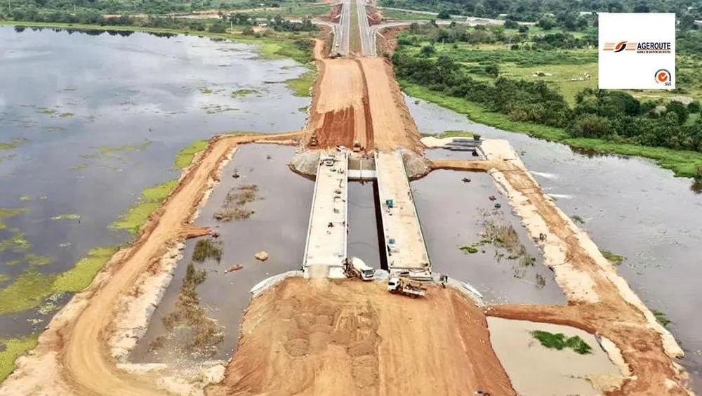 Travaux de construction de l’autoroute Yamoussoukro-Tiébissou-Bouaké : le pont sur la rivière KAN