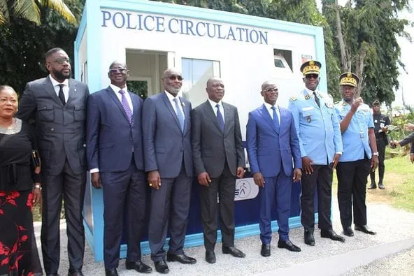 Côte d’Ivoire: le ministre de l’Intérieur réceptionne des box remis à la Police nationale par l’AMUGA
