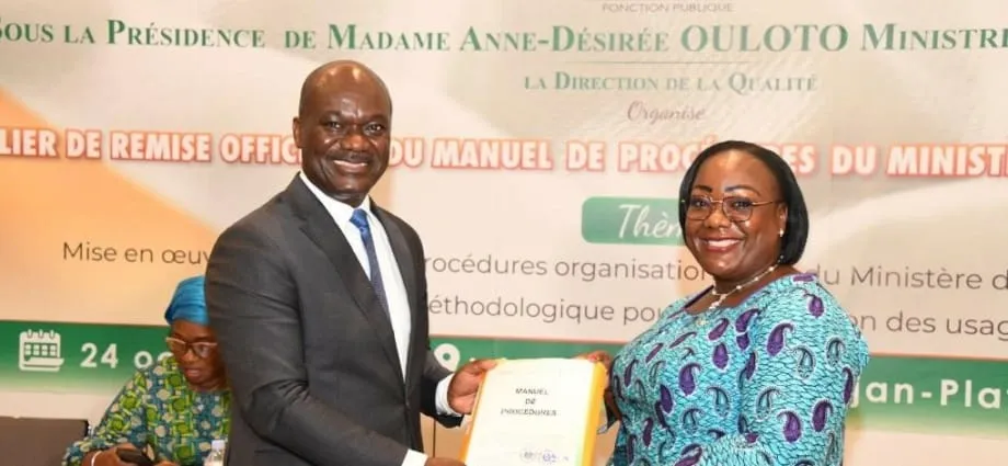 Le manuel de procédures organisationnelles de la Fonction publique remis à Anne Ouloto