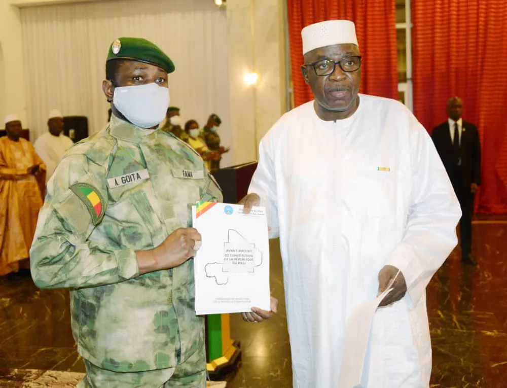 Mali: l’avant-projet de Constitution remis à Assimi Goïta