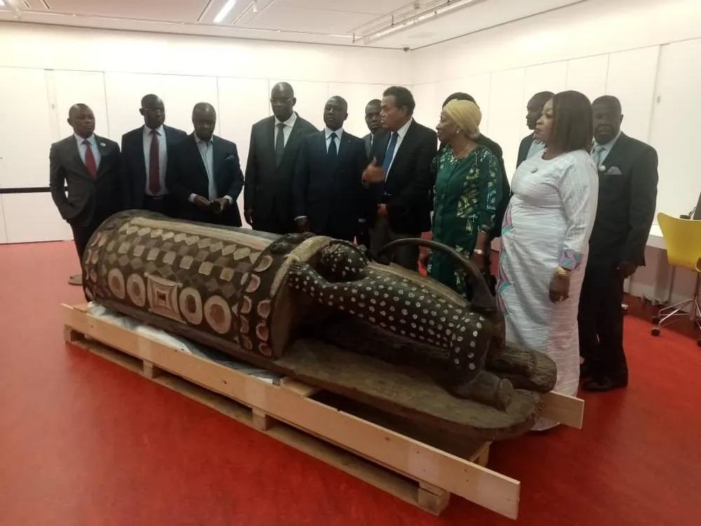 Djidji Ayôkwè: le tambour parleur du peuple Atchan sera bientôt restitué à la Côte d’Ivoire par la France